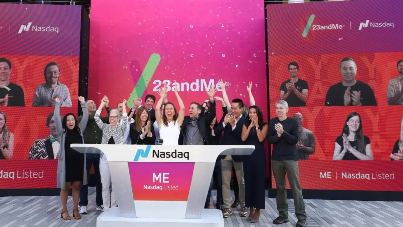 В 2021 году Энн Воджицки (на фото в центре) вывела 23andMe на биржу, с тех пор капитализация компании упала в разы / Фото: 23andMe