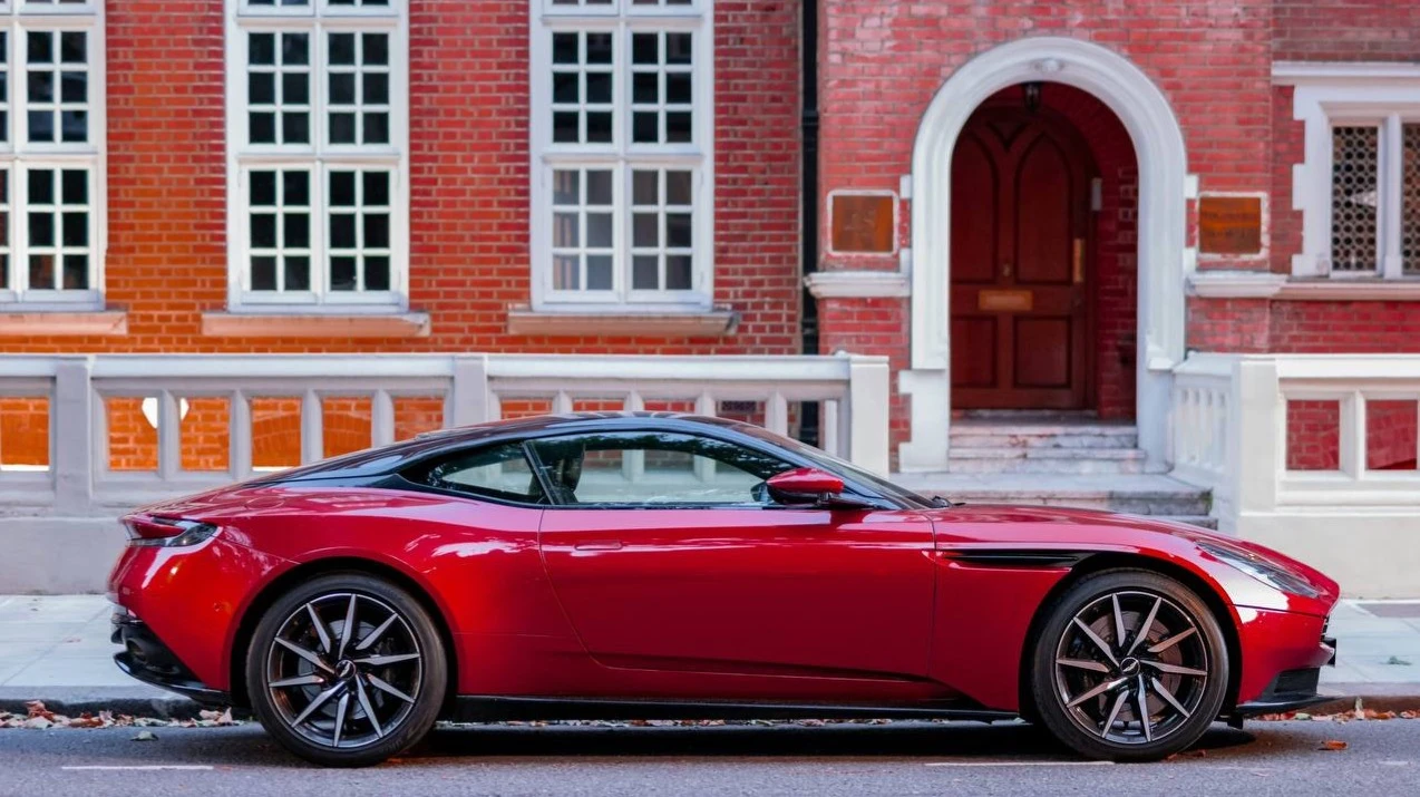 За последний год акции Aston Martin подешевели почти в два раза / Фото: Unsplash/the blowup