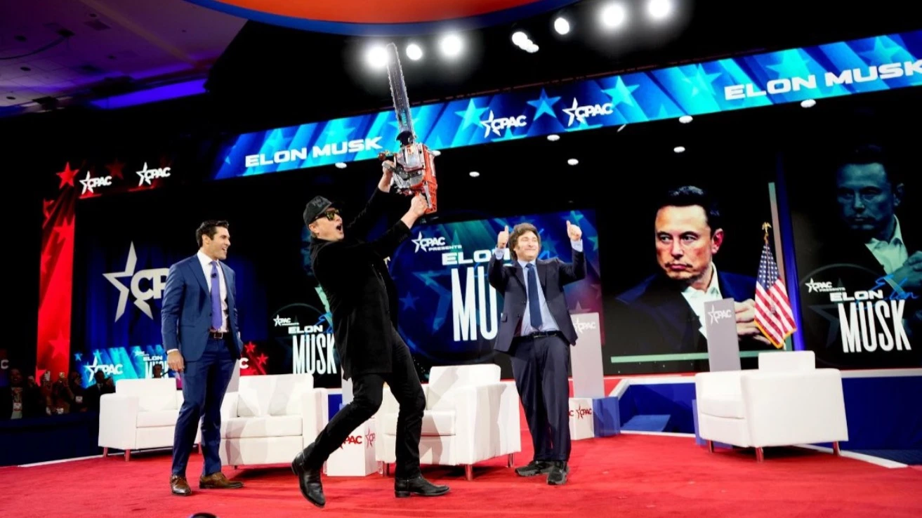 В феврале этого года президент Аргентины Хавьер Милей подарил Илону Маску, который в США возглавляет Департамент эффективности госуправления, бензопилу. В своей предвыборной кампании Милей использовал ее как символ сокращения госрасходов. Фото: x/Elon Musk