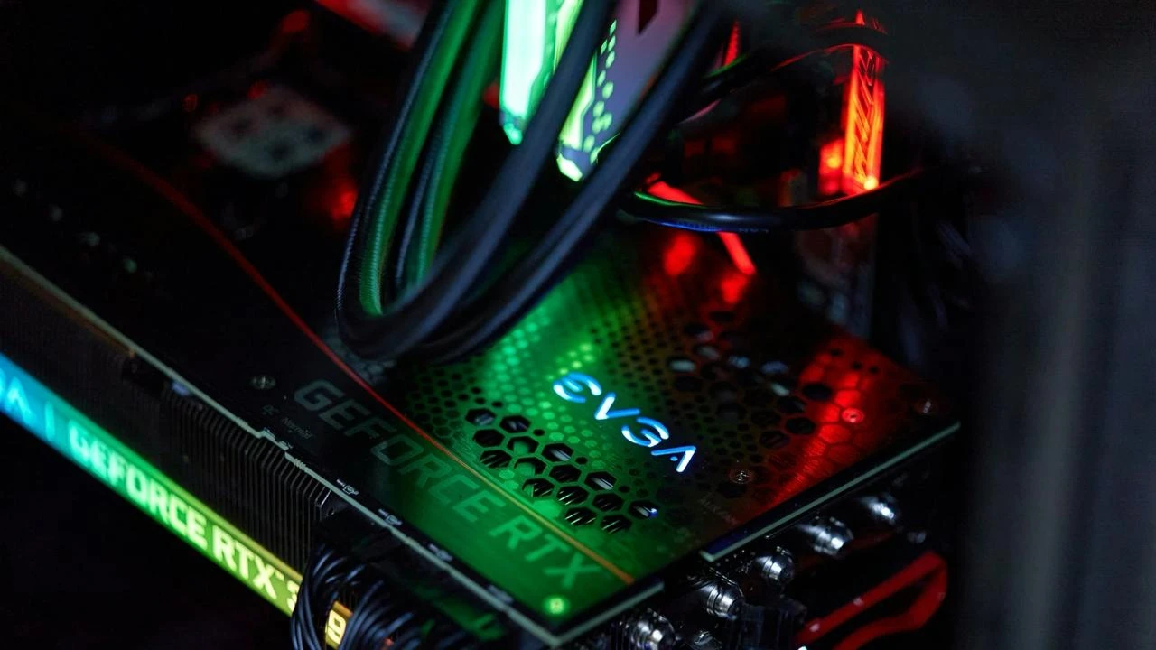 Главный бизнес Nvidia — выпуск чипов для дата-центров — превысил ожидания аналитиков по выручке / Фото: Unsplash/ Jose G. Ortega Castro