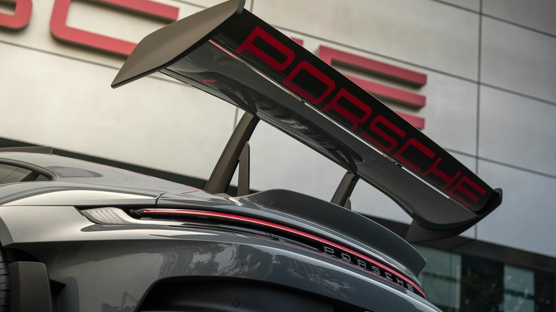 Акции Porsche и других автопроизводителей из ЕС упали после угроз Дональда Трампа ввести 25%-ные пошлины / Фото: Unsplash/Rico Reynaldi