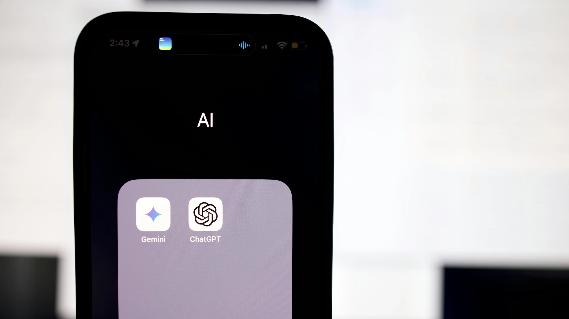 Искусственный интеллект неизбежно окажет глубокое влияние на общество, но вряд ли приведет к взрывному росту ВВП. Фото: Solen Feyissa/Unsplash