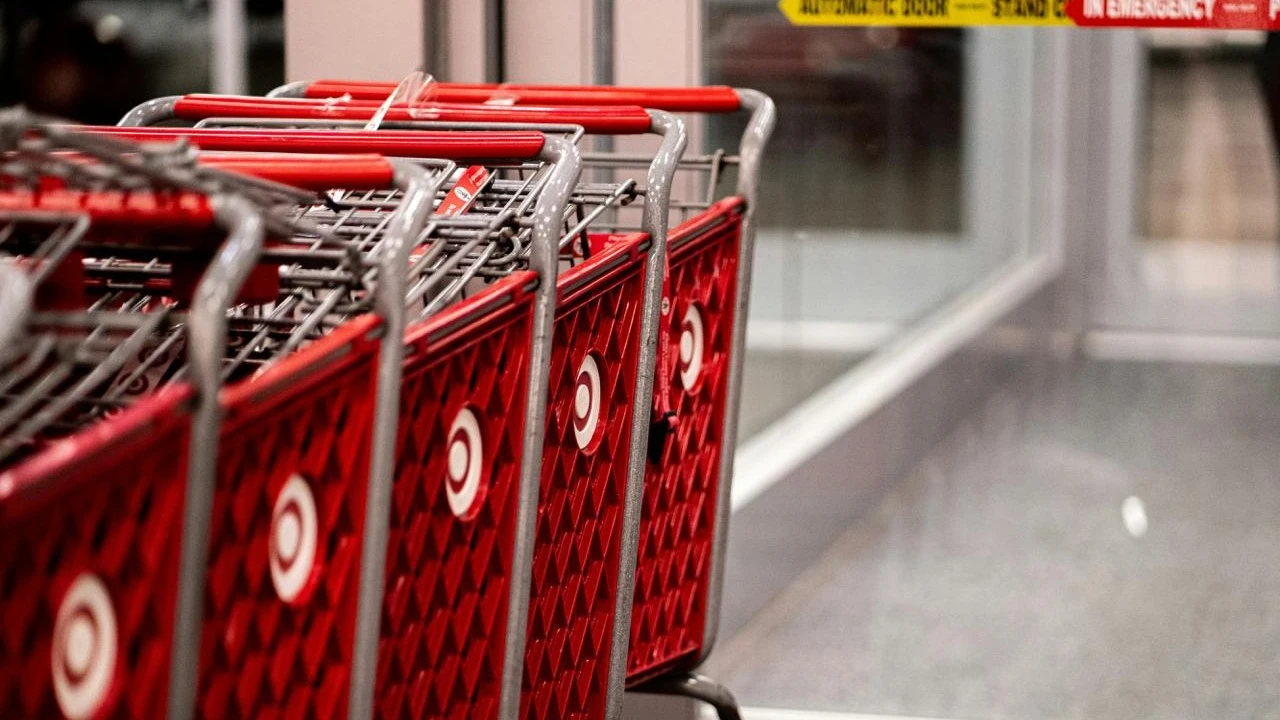 Из-за пошлин на импорт из Мексики, Канады и Китая сеть супермаркетов Target может повысить цены на продукты уже на этой неделе / Фото: Unsplash/ Abhinav Bhardwaj