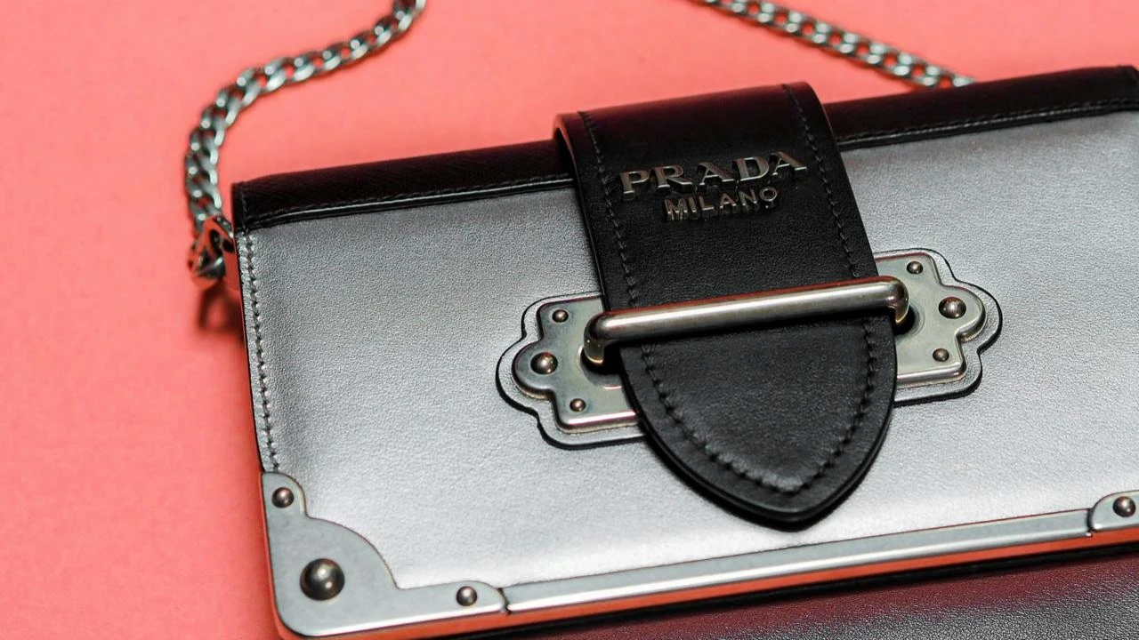 Prada одной из немногих в секторе люкса удается избежать замедления спроса / Фото: unsplash / Laura Chouette