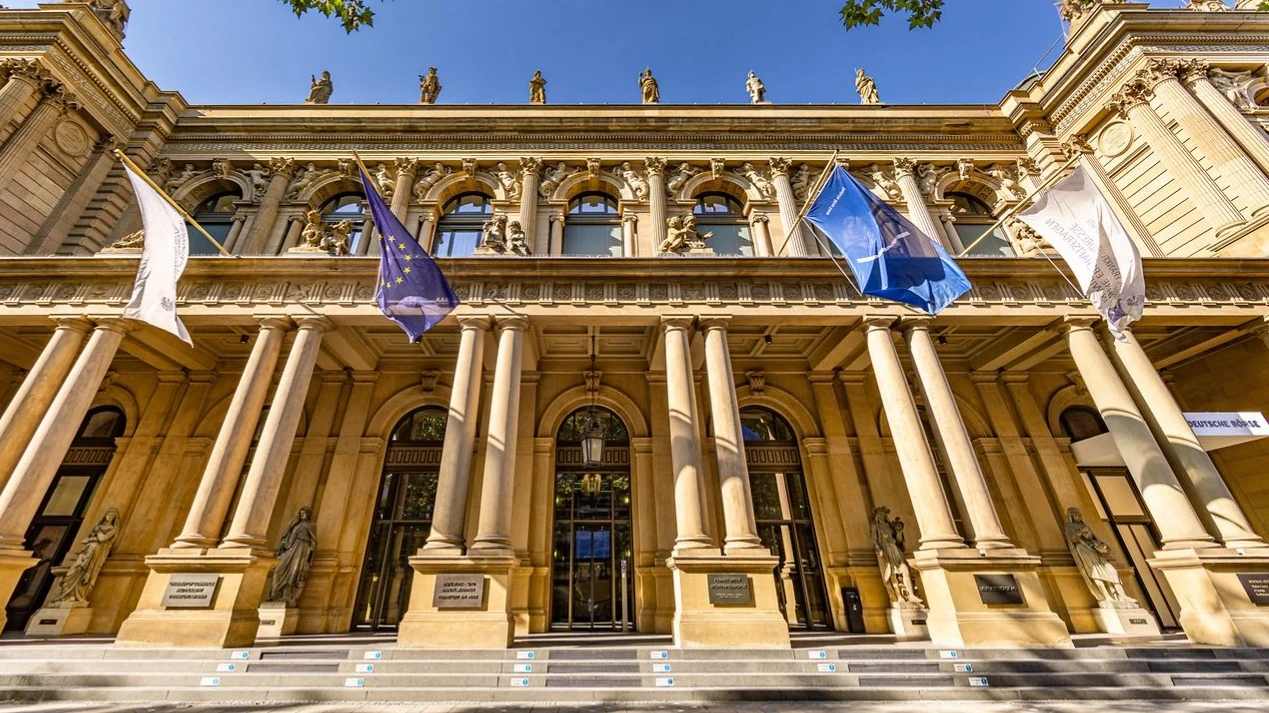 Предварительное решение увеличить бюджетные расходы Германии вызвало ралли в немецких акциях / Фото: Deutsche Boerse