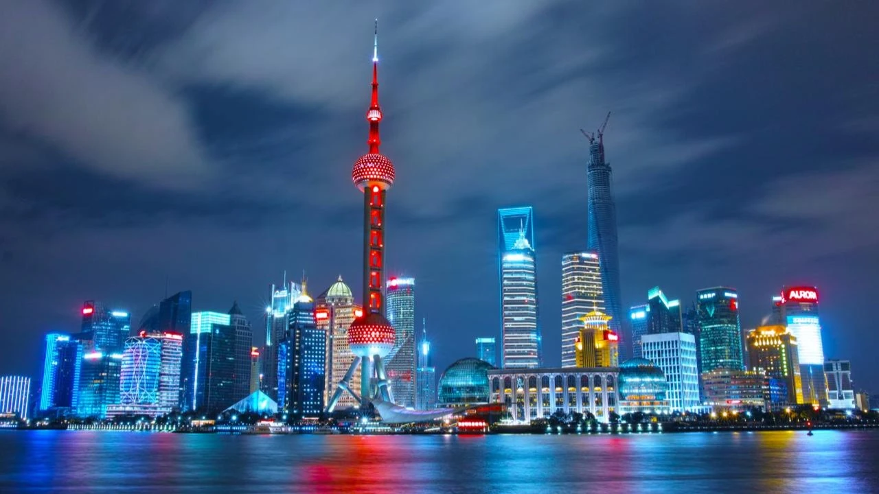 Невозможно сделать какую-то уверенную ставку на одного победителя в технологической гонке, считает экономист Мовчан/ Фото: Unsplash/ Li Yang