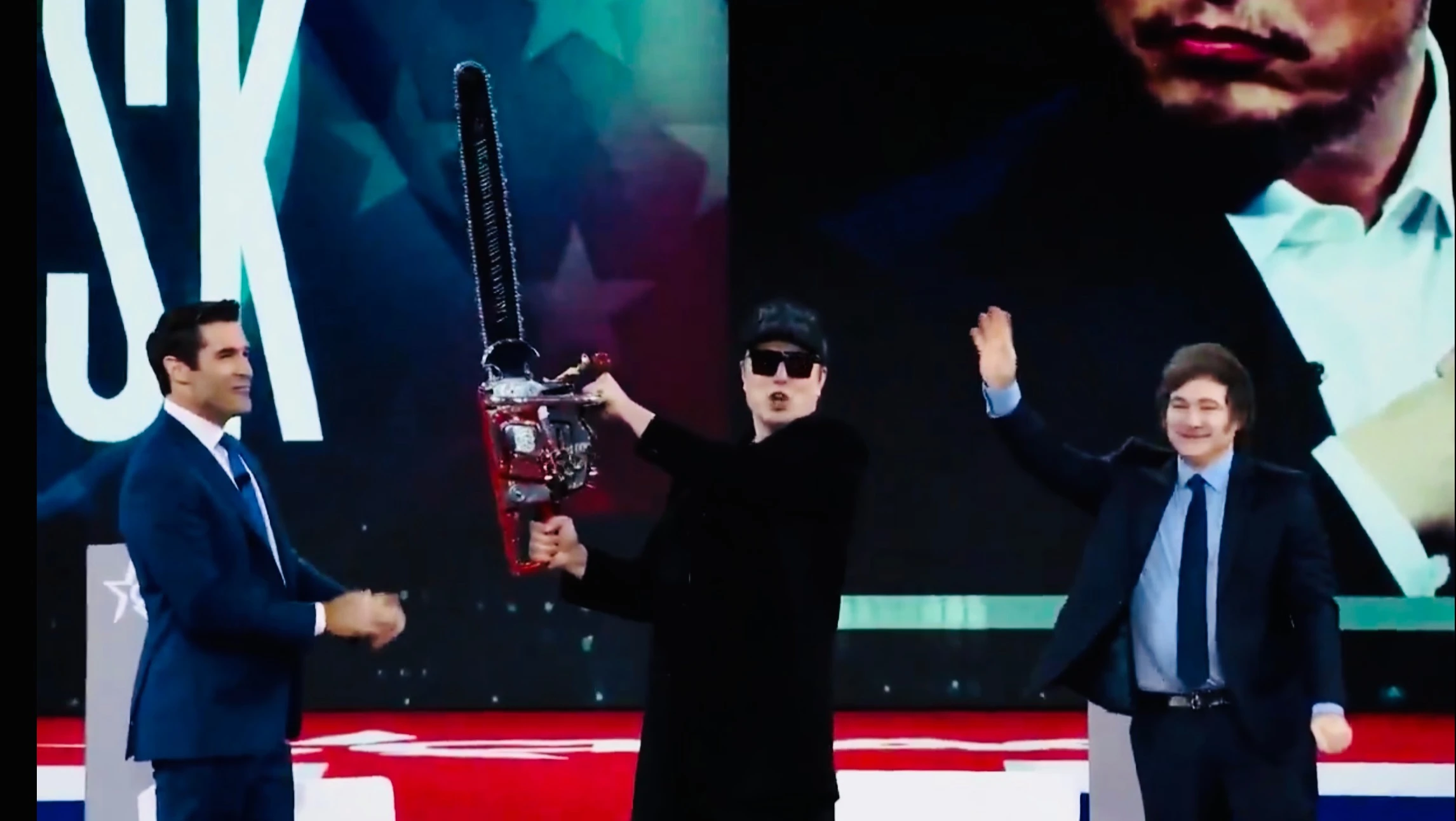 Илон Маск в этом году получил в подарок пилу от президента Аргентины Хавьера Милея. Это символ сокращения госрасходов. Фото: x/CPAC