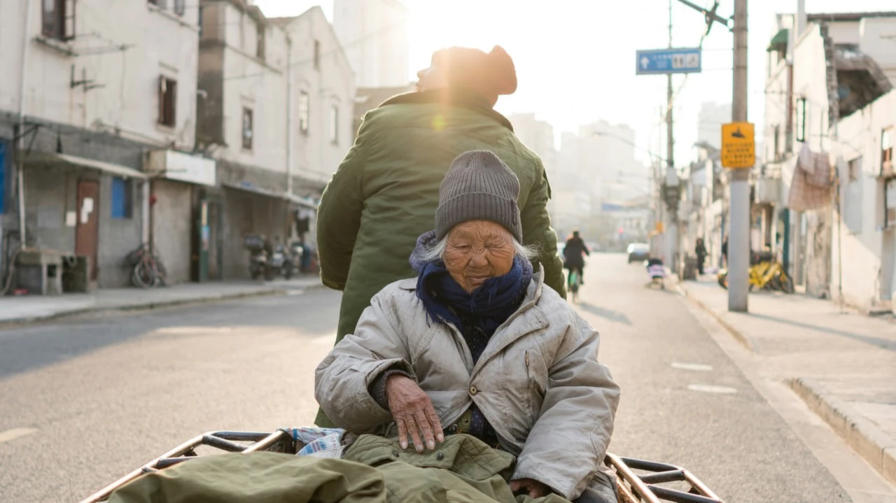 Китай уже столкнулся с проблемой старения населения. По прогнозу McKinsey, в будущем развивающиеся страны накроет еще две волны демографического спада. Фото: Galen Crout/Unsplash