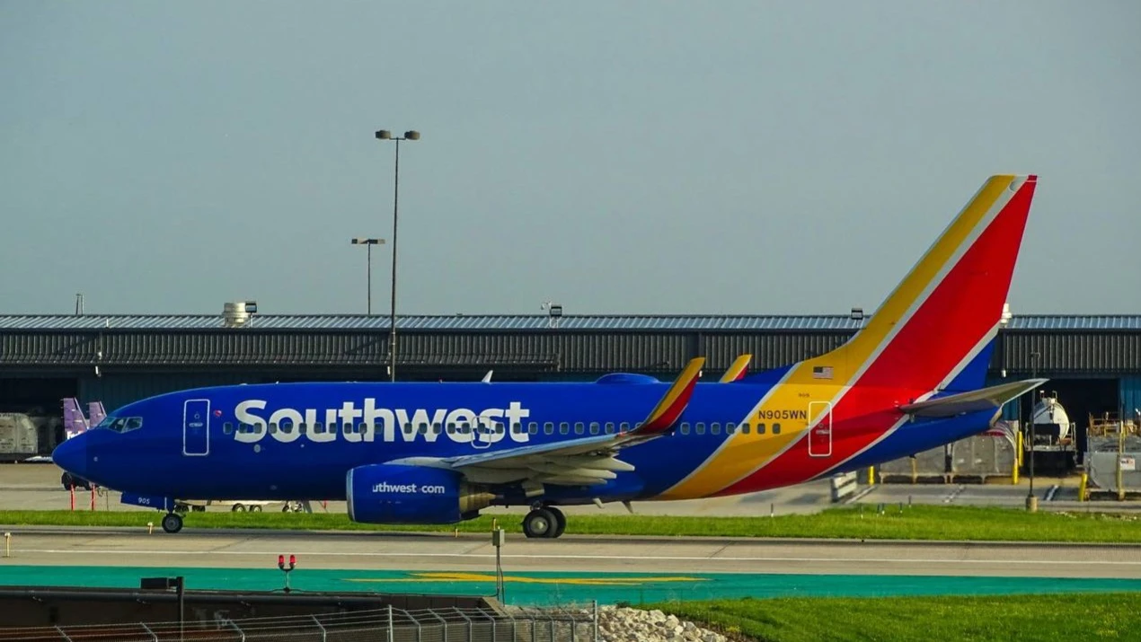 Southwest Airlines отменила бесплатный багаж для пассажиров - долгое время это было главным преимуществом авиаперевозчика / Фото: unsplash / Miguel Angel Sanz