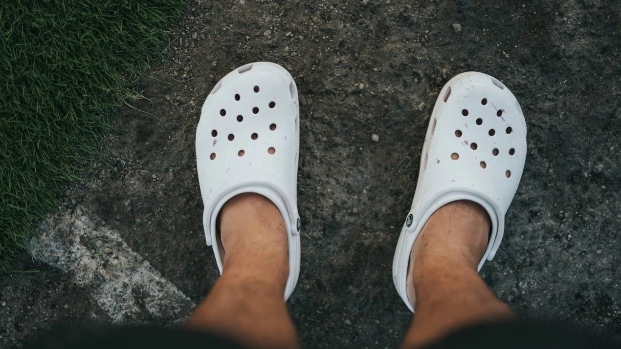 Аналитики Loop Capital повысили рейтинг акций Crocs до уровня Buy, оставив целевую цену $110 / Фото: unsplash / Nathan Dumlan