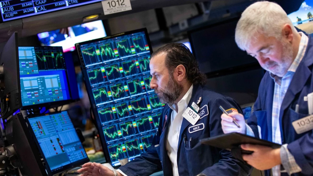 Рынок в начале неделе рухнул после слов президента США о возможности рецессии в Штатах. Теперь инвесторы ищут активы-убежища. Фото: x/NYSE