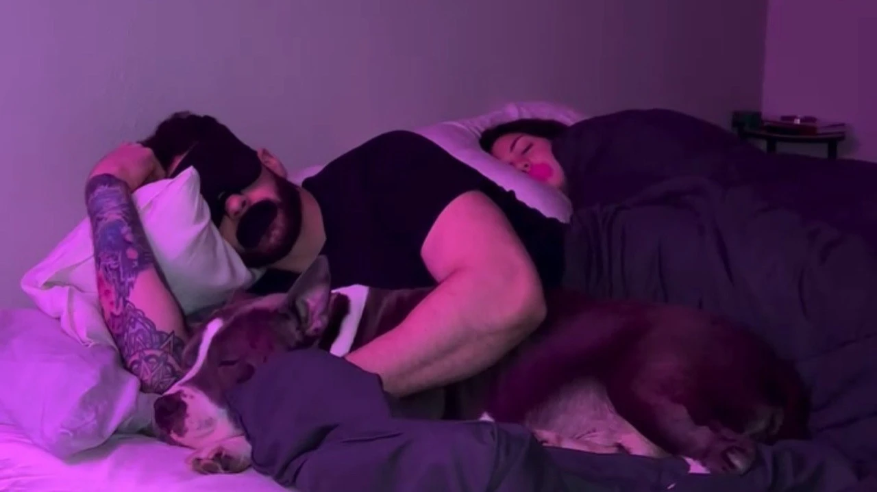 Лампы красного света, скотч на рот, шелковая маска на глаза — как выглядит сон современного человека. Фото: hypnos__sleep/instagram