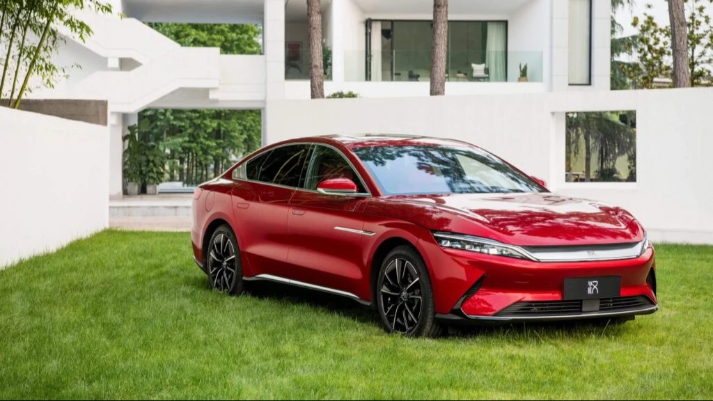 BYD в 2024 году продал почти столько же электромобилей, сколько и Tesla — 1,76 млн против 1,79 млн / Фото: BYD