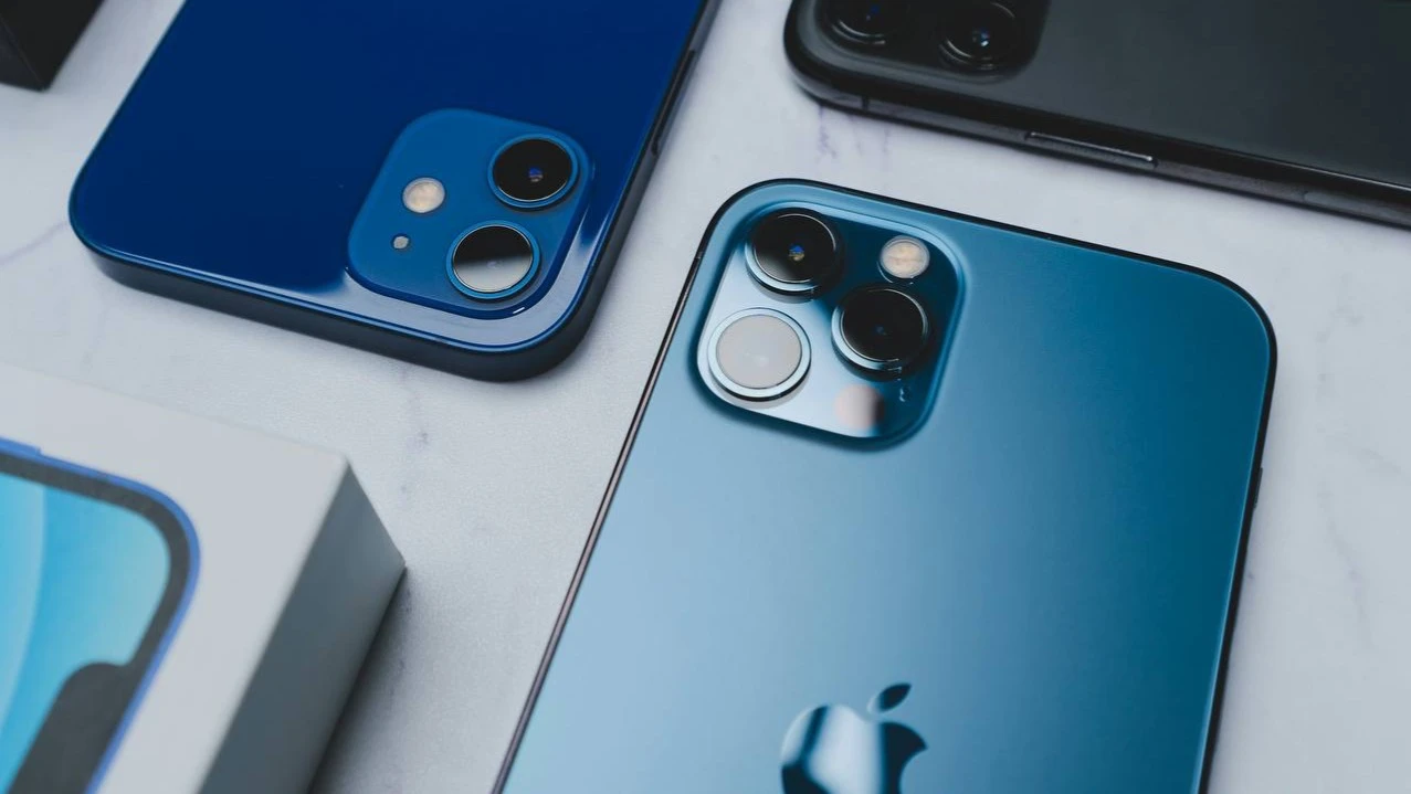 Клиенты Apple остаются верными бренду, но не мотивированы покупать новые iPhone, написал UBS / Фото: unsplash / Ameen ALmayuf