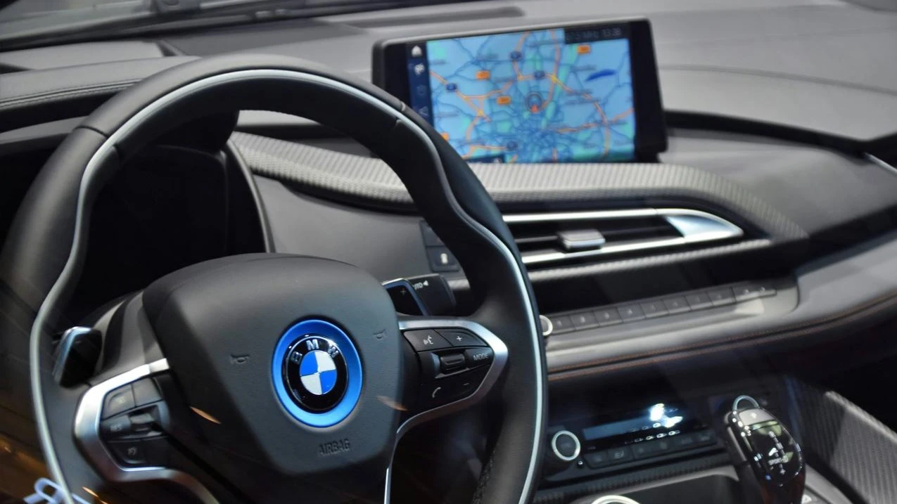 Alibaba Group Holding и BMW заключили партнерство для внедрения ИИ в автомобили немецкого автоконцерна в Китае / Фото: Unsplash/Waldemar