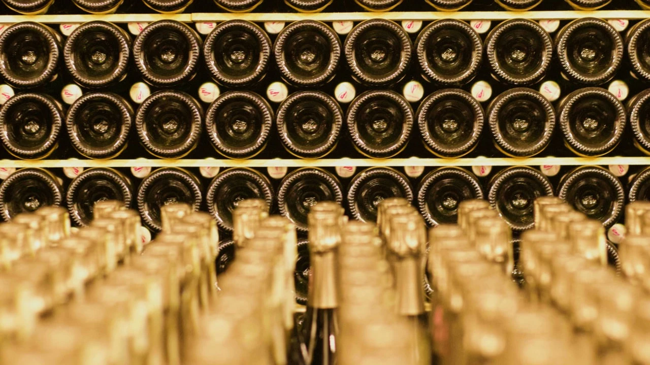 Креман — это французское игристое вино, которое делают по классической технологии, но не в Шампани. Фото: paola capelletto/Unsplash