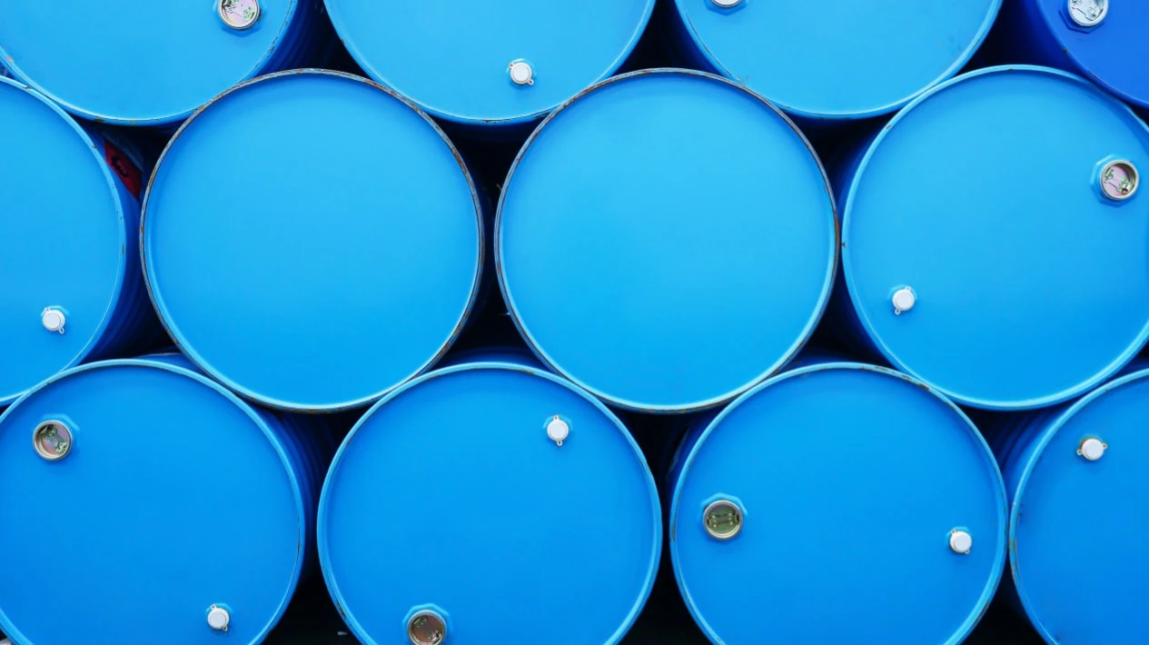 Инвесторы опасаются, что новые пошлины спровоцируют мировую торговую войну, что замедлит экономический рост и сократит спрос на топливо / Фото: Shutterstock.com