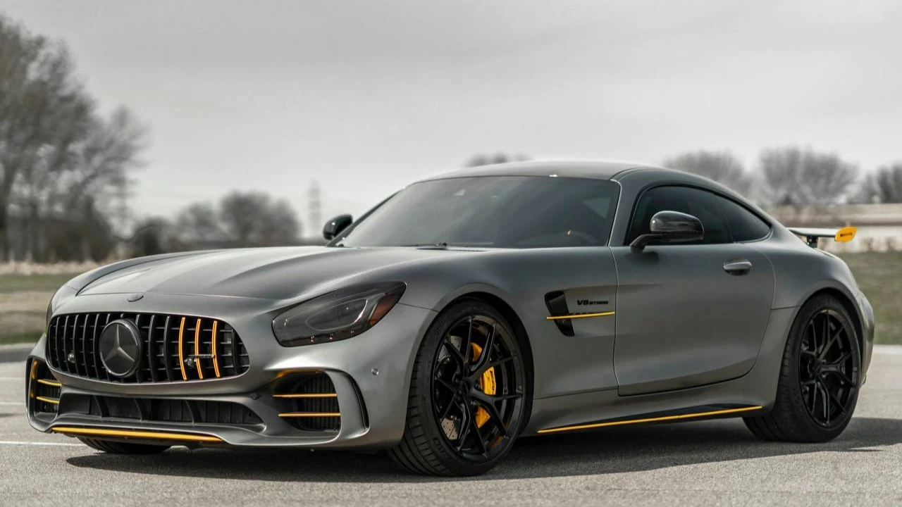 Из европейских производителей больше всего пострадают Mercedes и BMW / Фото: unsplash / Aaron Huber