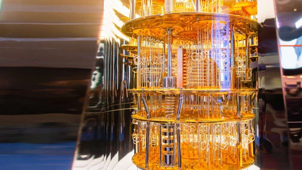 На этом фото — квантовый компьютер IBM в 2020 году. С квантовыми вычислениями работают и другие компании. В марте этого года журнал Wired описал Q-Day, день, когда квантовые компьютеры смогут взломать существующие системы шифрования. Фото: Audio und werbung/Shutterstock.com