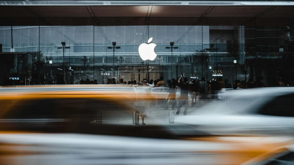 Apple наряду с Tesla стали единственными в «Великолепной семерке», чьи акции упали в понедельник, 7 апреля / Фото: Unsplash/Andy Wang