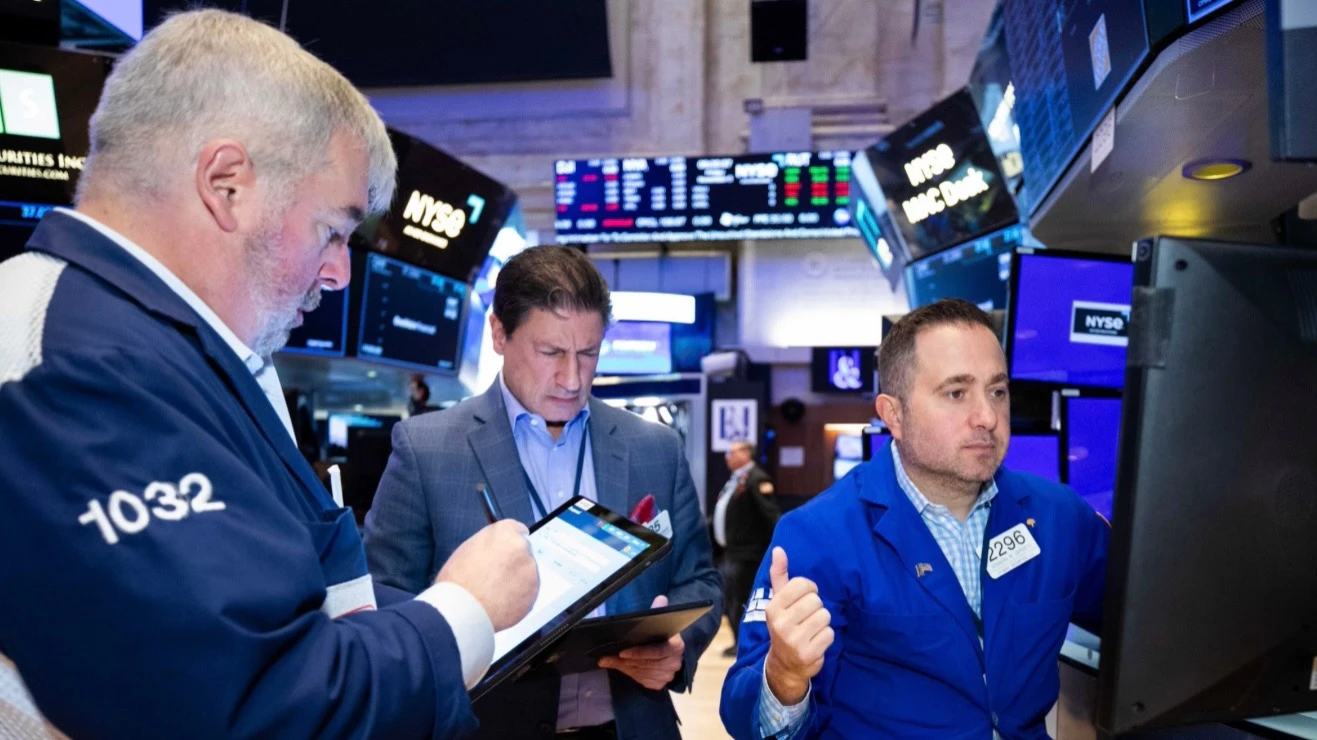 После того, как США ввели пошлины на весь свой импорт, фондовые рынки рухнули. Инвесторами движет страх возможной рецессии и опасения по поводу роста инфляции. Фото: x/NYSE