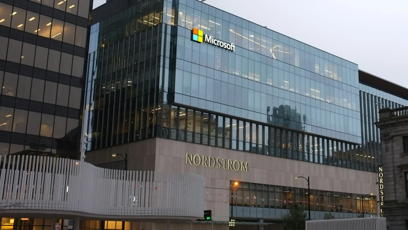 Microsoft вернулась на вершину списка самых дорогих публичных компаний мира, несмотря на потерю около 18% рыночной стоимости с начала 2025 года / Фото: Unsplash/Matthew Manuel