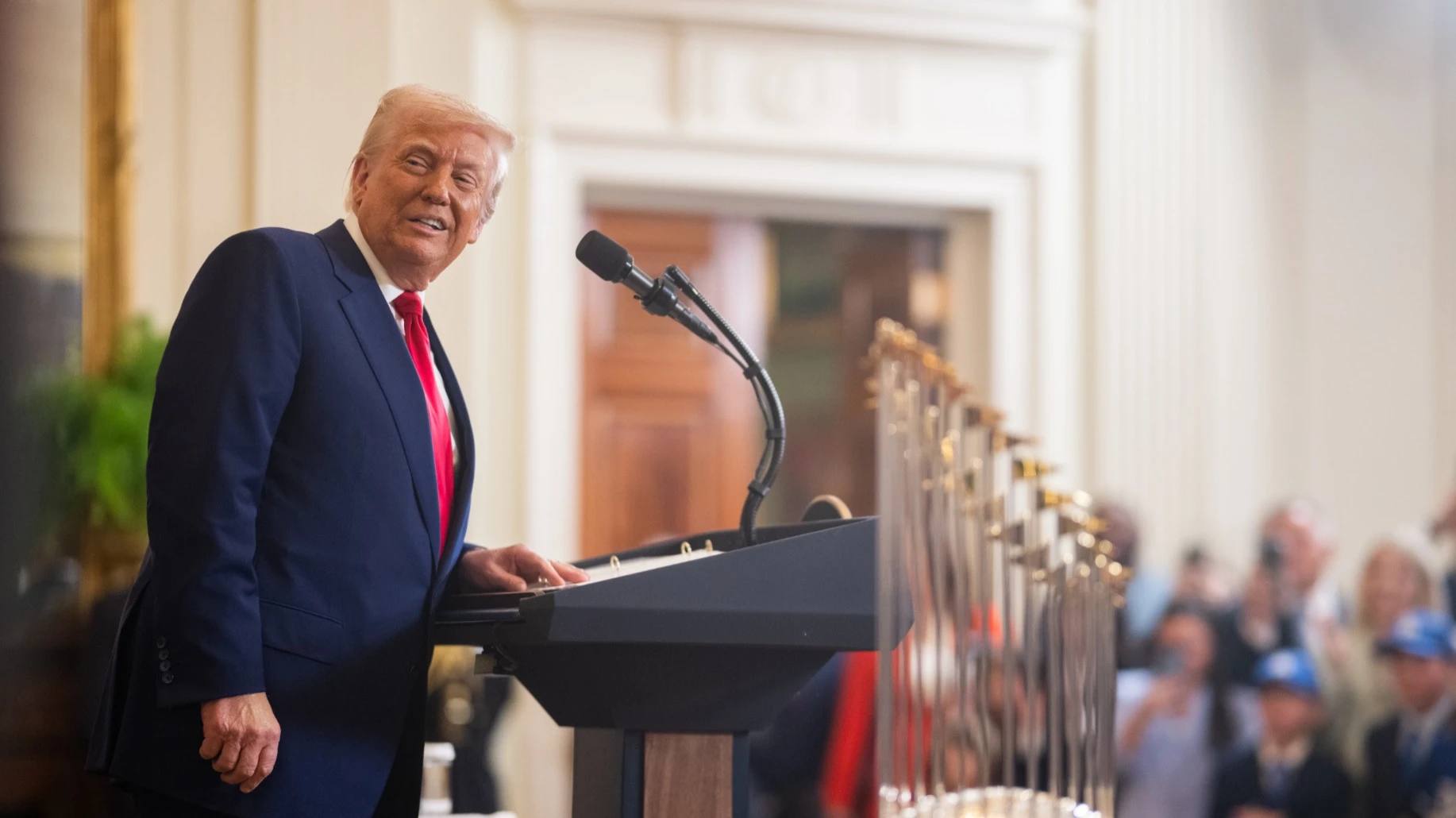 Избранная Дональдом Трампом политика таргетирования профицита не подходит США и сильно им повредит. Фото: x/The White House