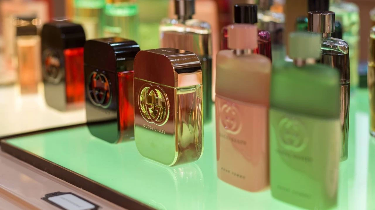 Deutsche Bank понизил рейтинг Kering, владельца Gucci, и теперь советует держать акции, а не покупать / Фото: Unsplash/Edwin Chen