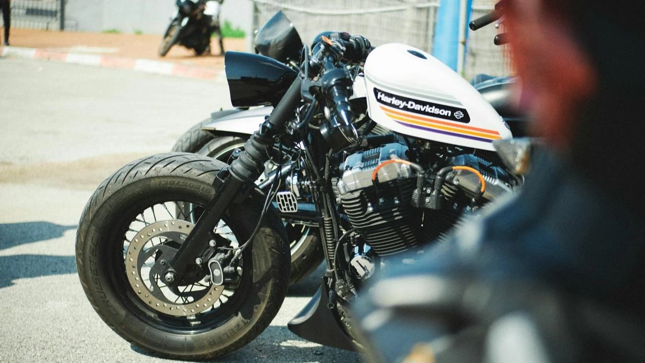 Американские мотоциклы, в том числе легендарные Harley-Davidson, попали под 25%-ные пошлины Евросоюза / Фото: Unsplash/Maxim Simonov