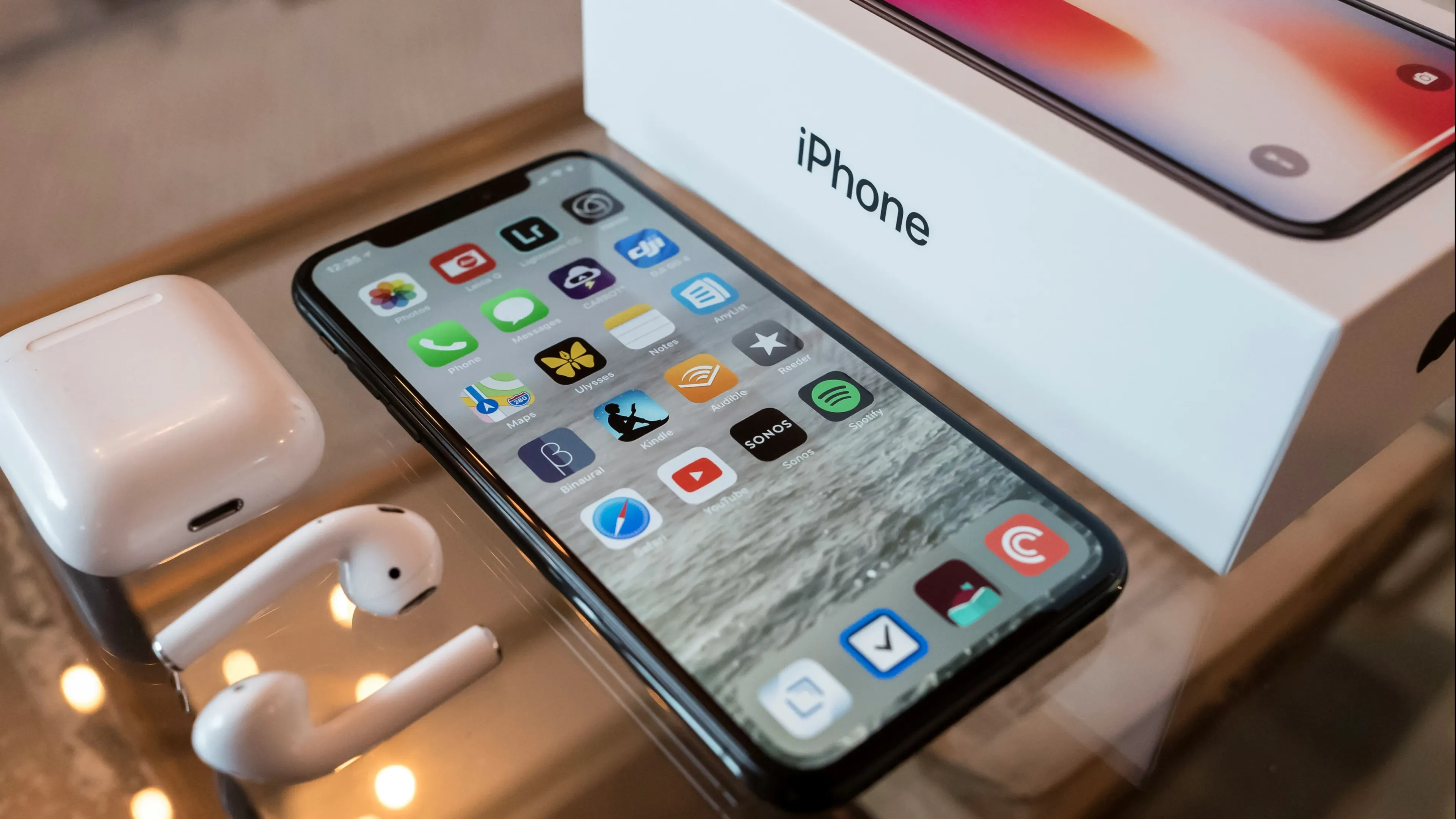 Рост котировок акций Apple в среду на 15,3% прибавил более $400 млрд к рыночной капитализации производителя iPhone / Фото: Unsplash/Drew Coffman