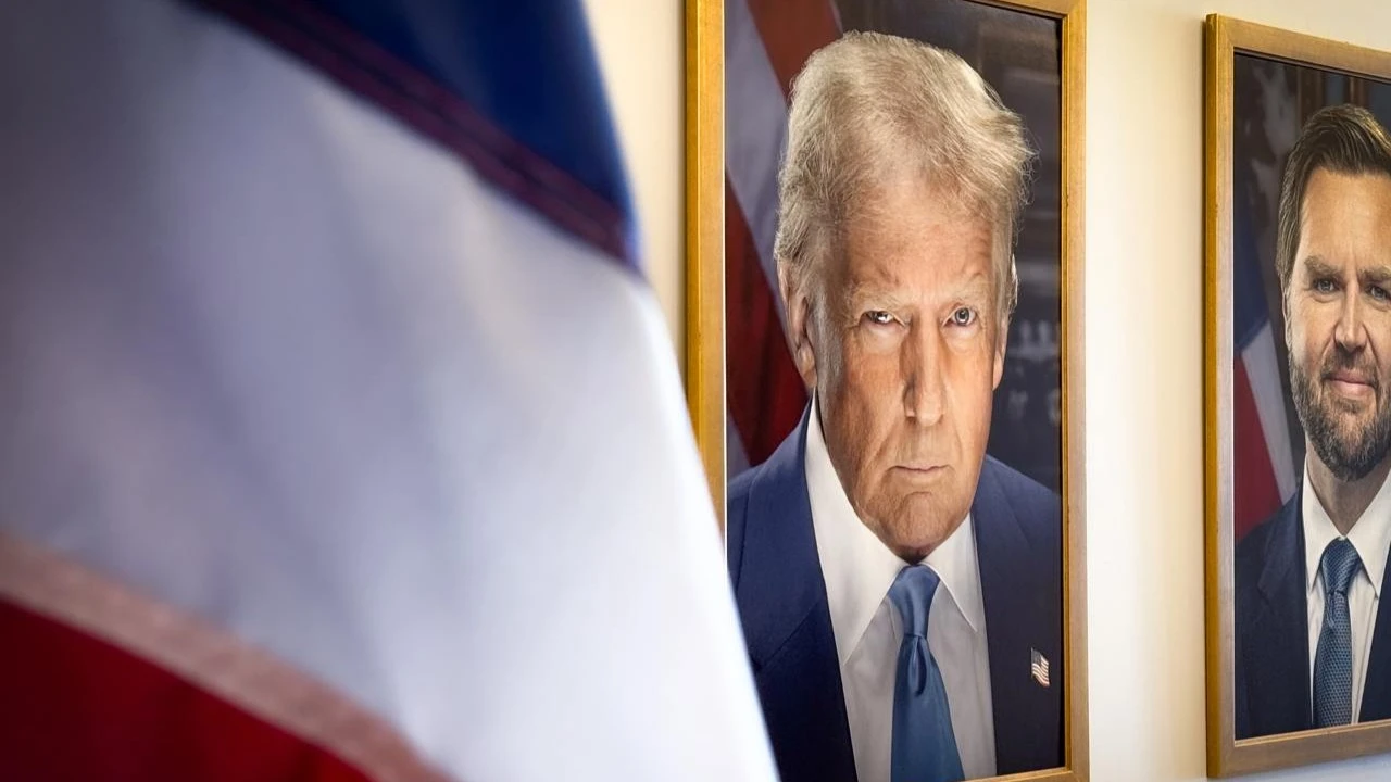 Дональд Трамп приостановил действие повышенных импортных пошлин для большинства стран, чем вызвал ралли фондовых рынков / Фото: X/The White House