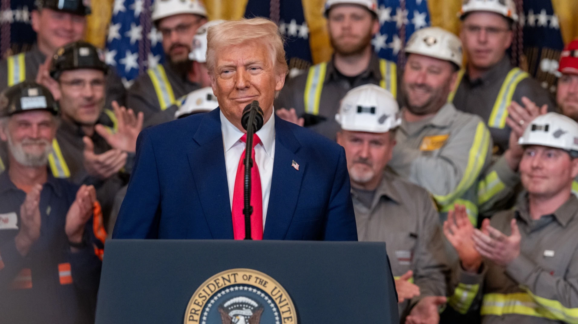 Публичные заявления Дональда Трампа о защите американской промышленности с помощью пошлин перекликаются с идеями протекционизма. Но в действительности он, возможно, решает политические и популистские задачи. Фото: x/The White House