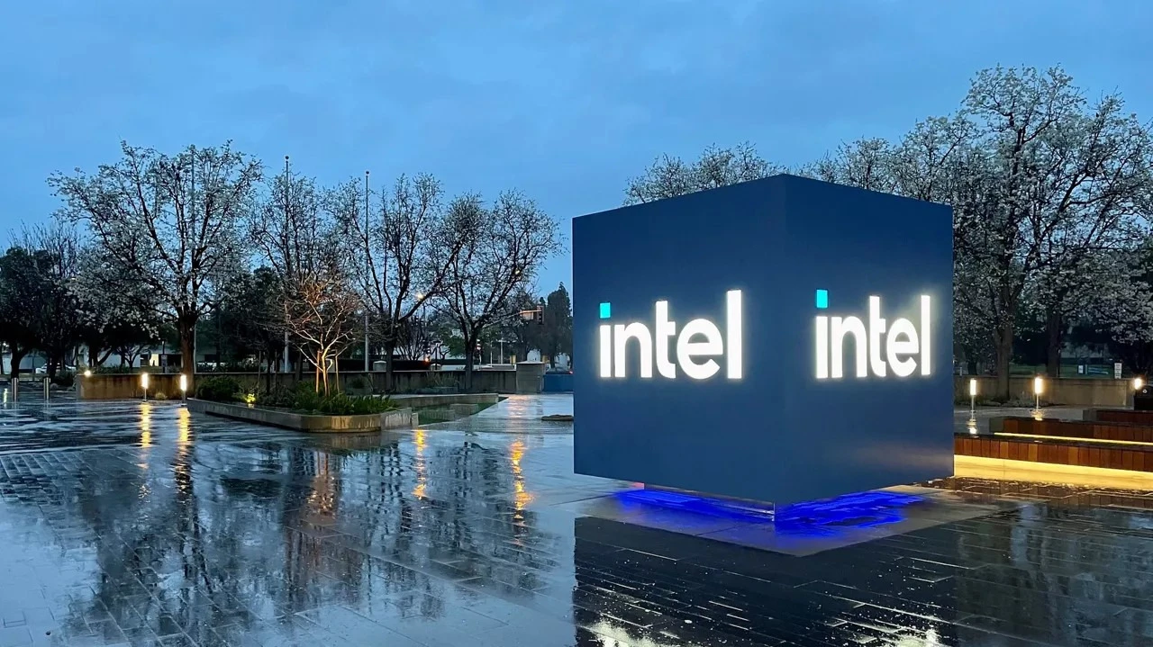 В 2015 году Intel приобрел Altera за $16,7 млрд, а спустя 10 лет продаст контрольный пакет акций за $8,75 млрд / Фото: Intel