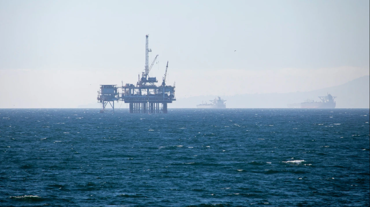 В случае мировой рецессии или полной отмены добровольных сокращений ОПЕК+ стоимость нефти Brent может упасть до $40 за баррель в 2026 году / Фото: Unsplash/Sven Piper