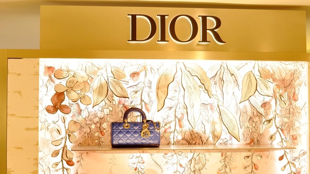 Владелец бренда Dior стал первой европейской люксовой компанией, отчитавшейся за первый квартал/ Фото: Minoli/ Shutterstock.com
