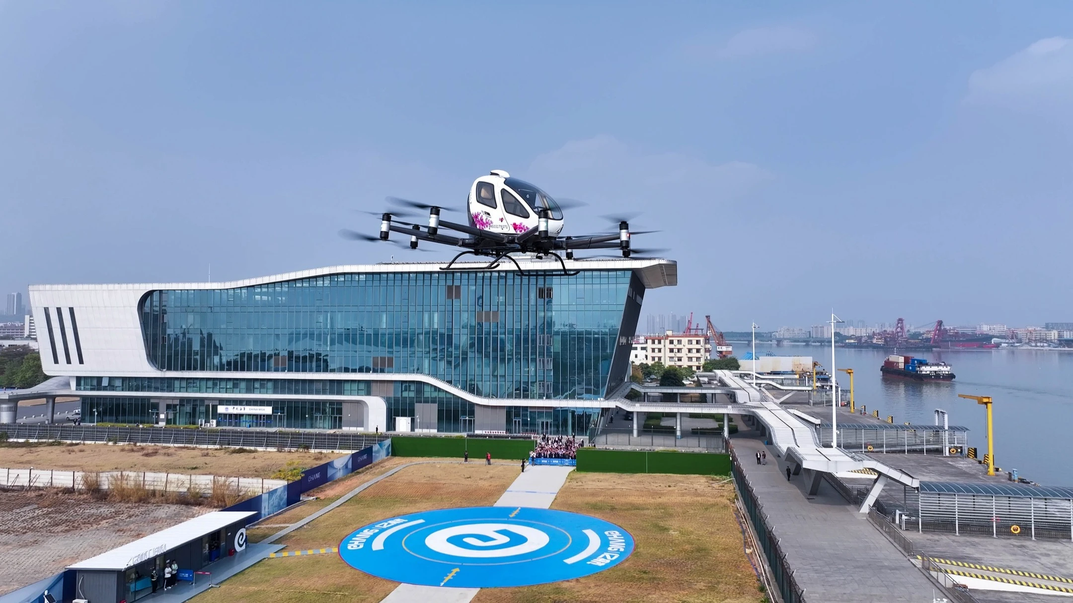 Беспилотное воздушное такси китайской EHang первым в мире получило документы, необходимые для коммерческих полетов / Фото: Instagram/ehang.official