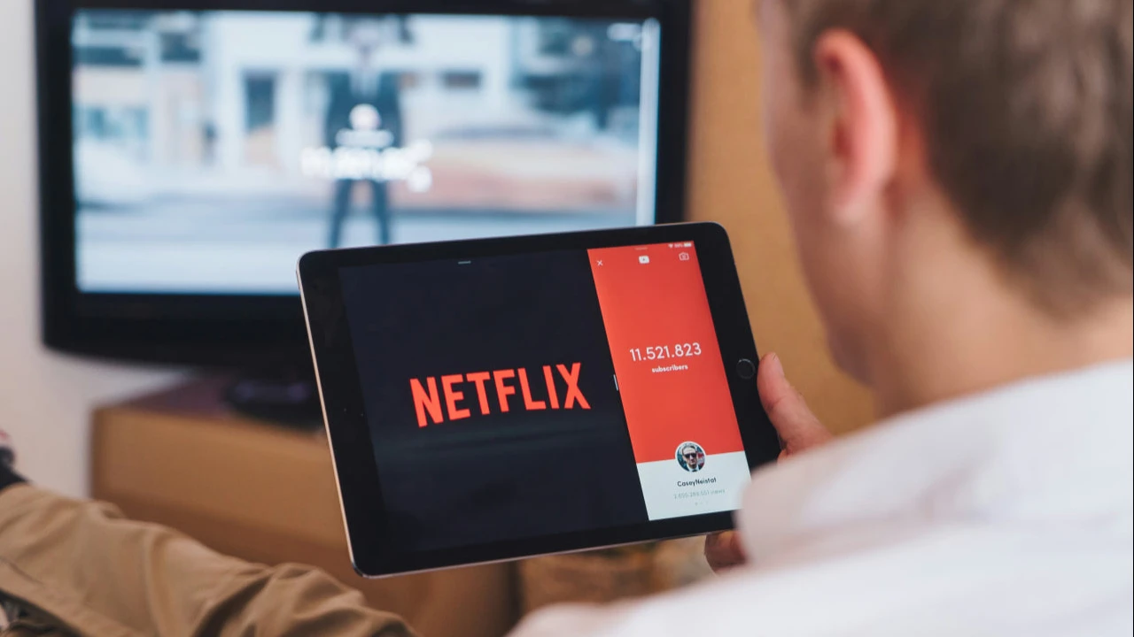 Акции Netflix выросли на 58% за последние 12 месяцев, компания планирует, что они вырастут еще на 140% за пять лет / Фото: Unsplash/CardMapr.nl