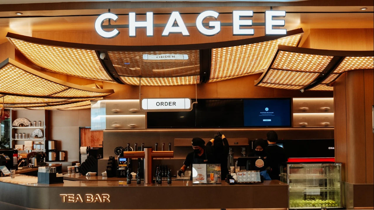 Акции сети чайных кафе Chagee в первый день торгов росли на 40%, что увеличило состояние основателя компании Чжана Цзюньцзе до $2,6 млрд / Фото: X/my_chagee