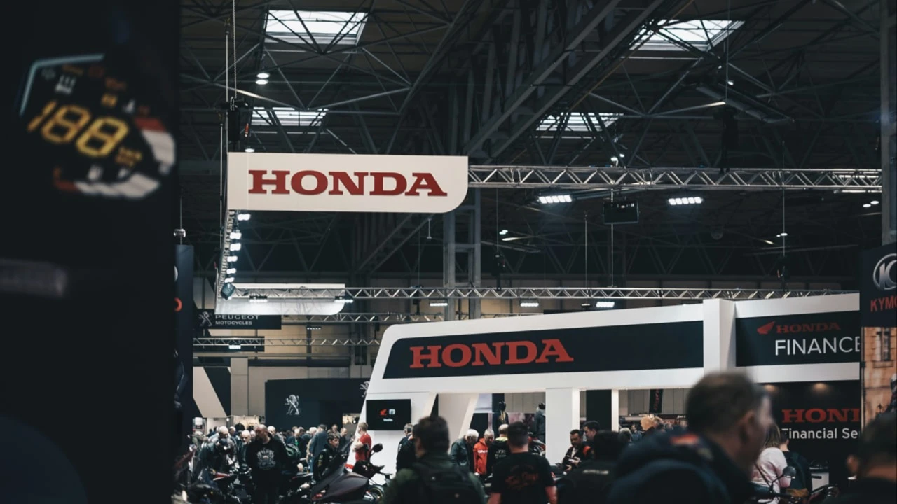 Японская автомобильная компания Honda объявила о планах протестировать свою систему водного электролиза на МКС в сотрудничестве с двумя американскими компаниями Sierra Space и Tec-Masters. 
Фото: The Ride Academy/Unsplash