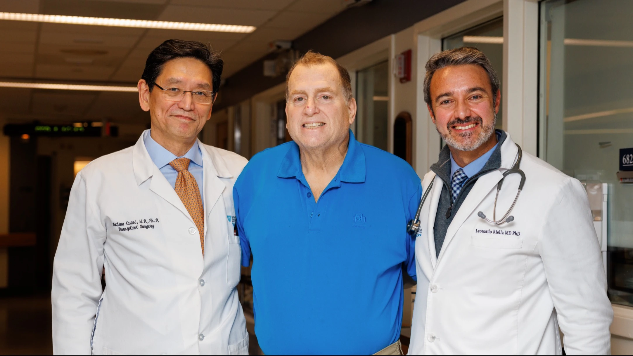 На фото — Тим Эндрюс с докторами Тацуо Каваи (слева) и Леонардо В. Риеллой (справа). Стартап eGenesis в феврале этого года сообщил, что Эндрюс стал вторым пациентом, которому пересадили генетически модифицированную свиную почку. Фото: Kate Flock/Massachusetts General Hospital
