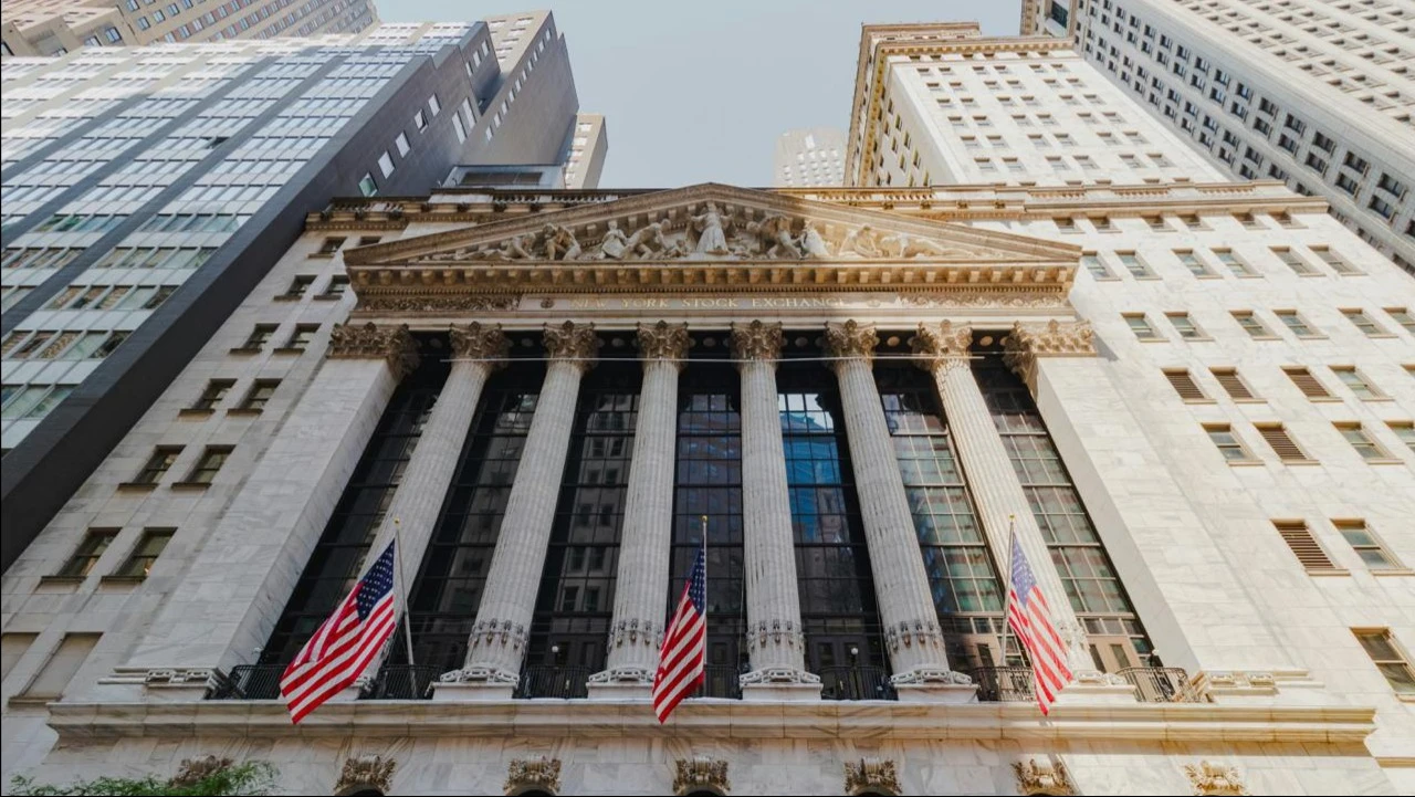 Cредний прогноз аналитиков по S&P 500 на конец 2025 года сократился на 7,5% / Фото: Unsplash/Joshua Tsu