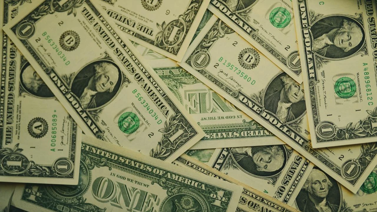 Аналитик прогнозирует, что к середине года доллар США укрепится и к японской иене, и к евро/ Фото: Unsplash/ rc.xyz NFT gallery