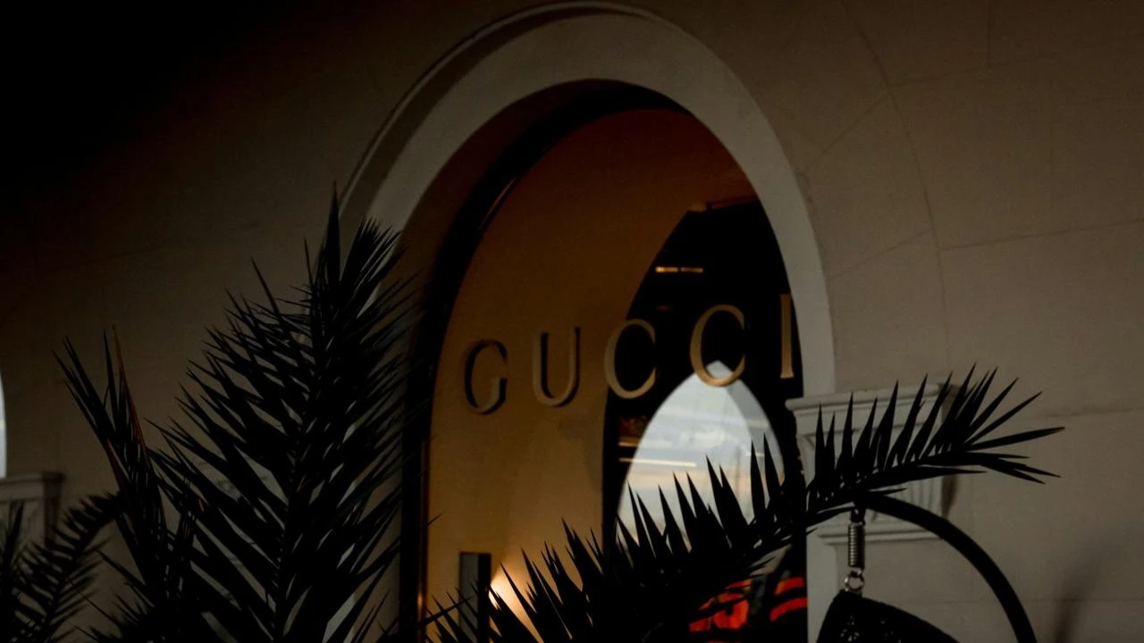 Cопоставимая выручка Gucci упала на 25% в первом квартале 2025 года/ Фото: Unsplash/Kristina Karyugina