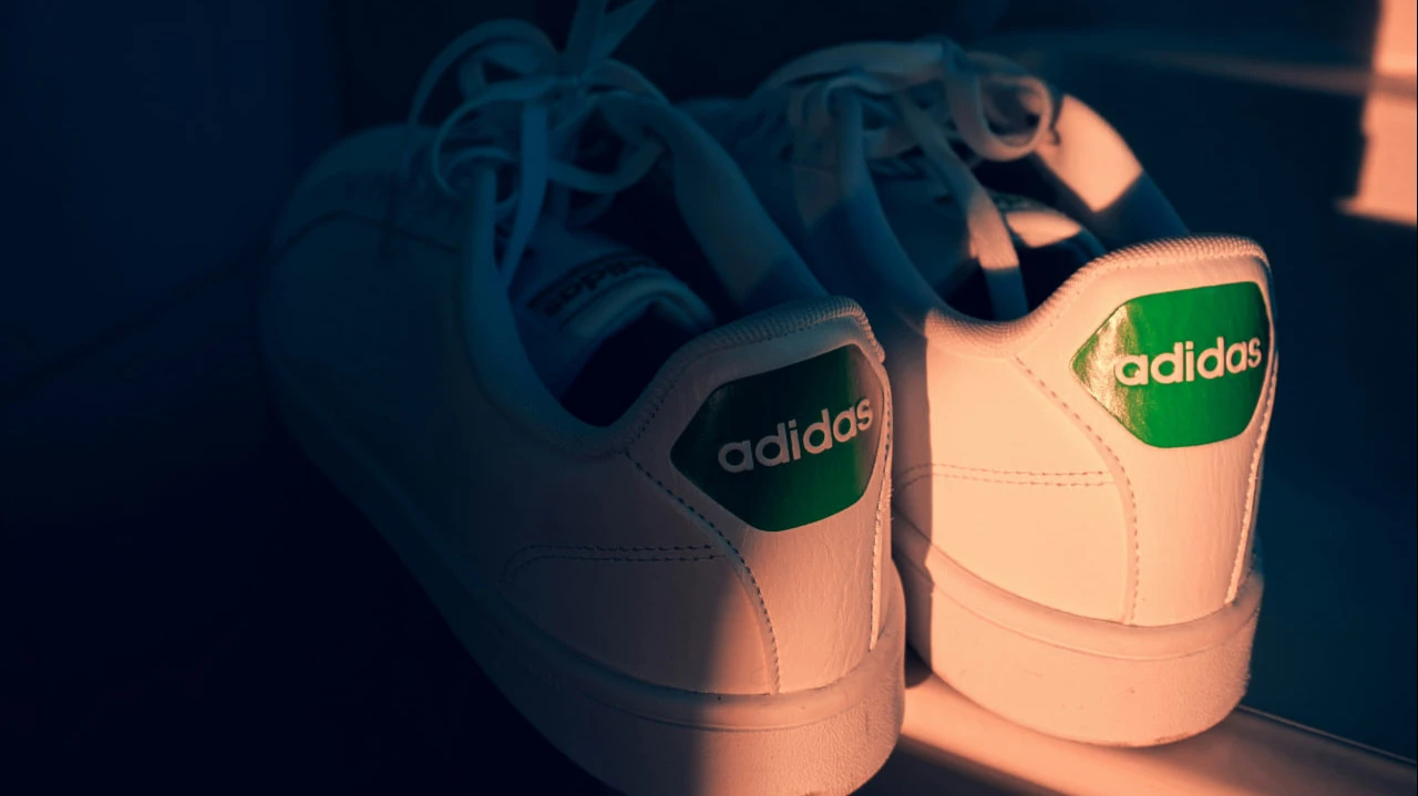 Выручка Adidas в первом квартале по сравнению с прошлым годом выросла почти на 13% / Фото: Unsplash/He Junhui