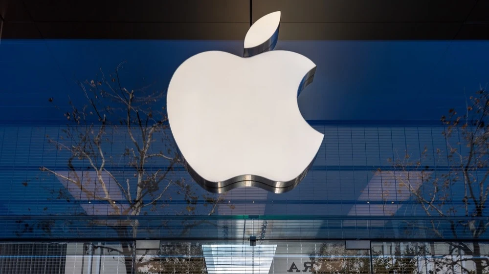 С начала года акции Apple потеряли 18% стоимости / Фото: Mark Roger Bailey / Shutterstock.com