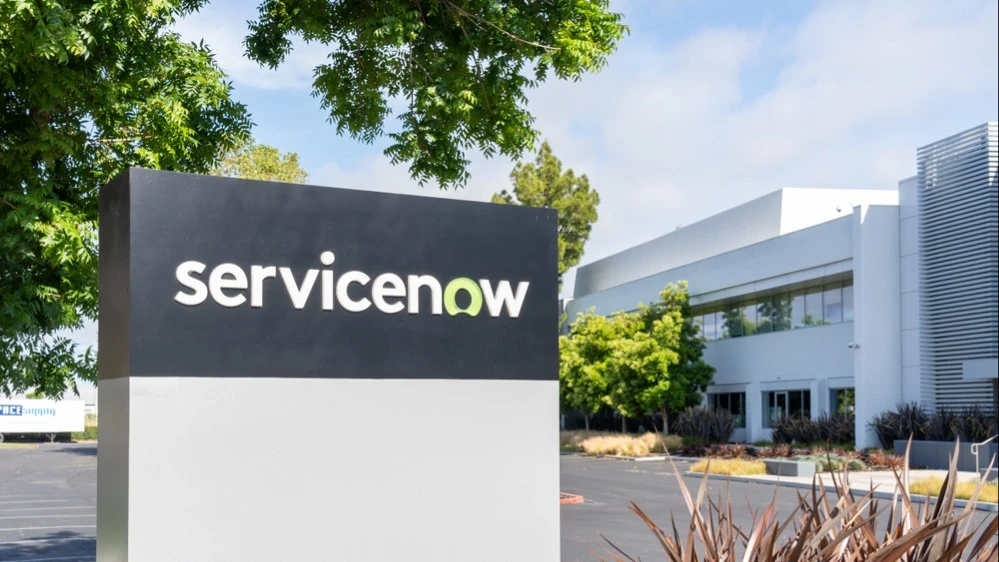 На фоне сокращения расходов на IT-решения правительством США портфель заказов ServiceNow со стороны госсектора вырос на 30% / Фото: JHVEPhoto / Shutterstock.com