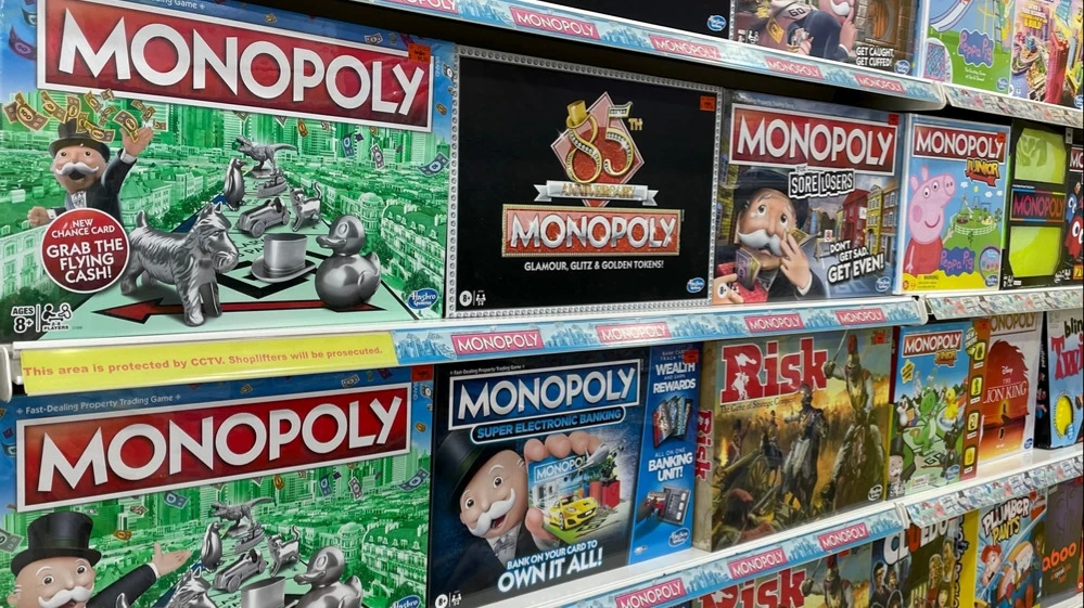 Hasbro, владеющая правами на «Монополию», ускорит план по снижению издержек на $1 млрд, чтобы компенсировать давление из-за пошлин / Фото: shutterstock/ShamAn77