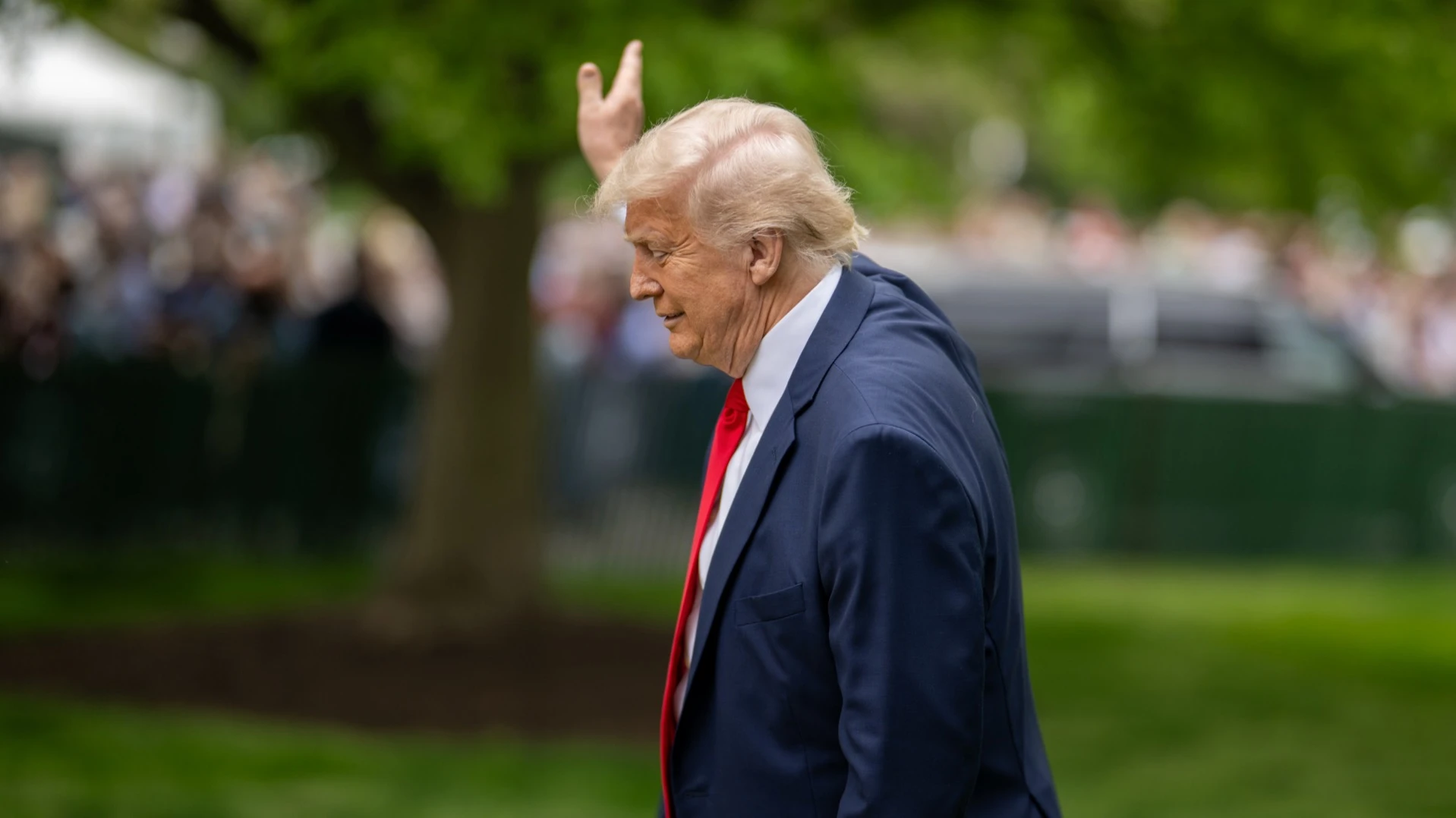 Поначалу президент США Дональд Трамп с вызовом встречал падение на рынках, но только оно и смогло заставить его отступить. Фото: x/The White House