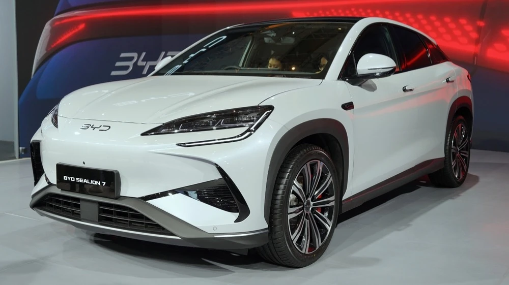 BYD в первом квартале продала больше электромобилей, чем Tesla, сохранив за собой статус мирового лидера / Фото: haryanta.p / Shutterstock.com