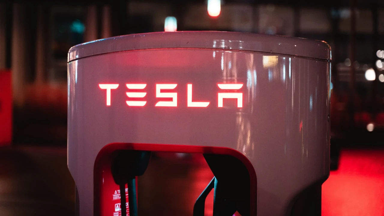 Tesla опубликовала плохой отчет за первый квартал 2025 года. Но цена ее акций на бирже все равно выросла на 18% за неделю. Фото: Paul Steuber/Unsplash